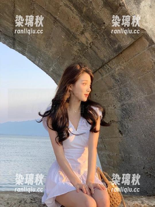别问我在干嘛，吃瓜网17c官网教你如何优雅地当个吃瓜群众！