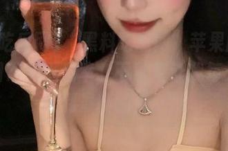 “黑料吃瓜网”苹果版就像是我日常的小确幸，下载后让我每天都能吃到最新的八卦！