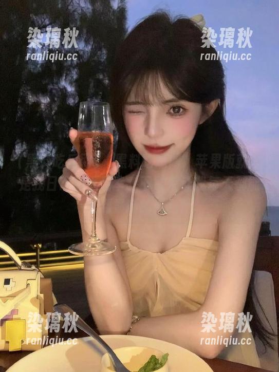 “黑料吃瓜网”苹果版就像是我日常的小确幸，下载后让我每天都能吃到最新的八卦！