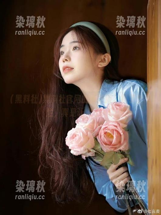黑料社官网的新更新，扒了个稀烂，真是让人上头！